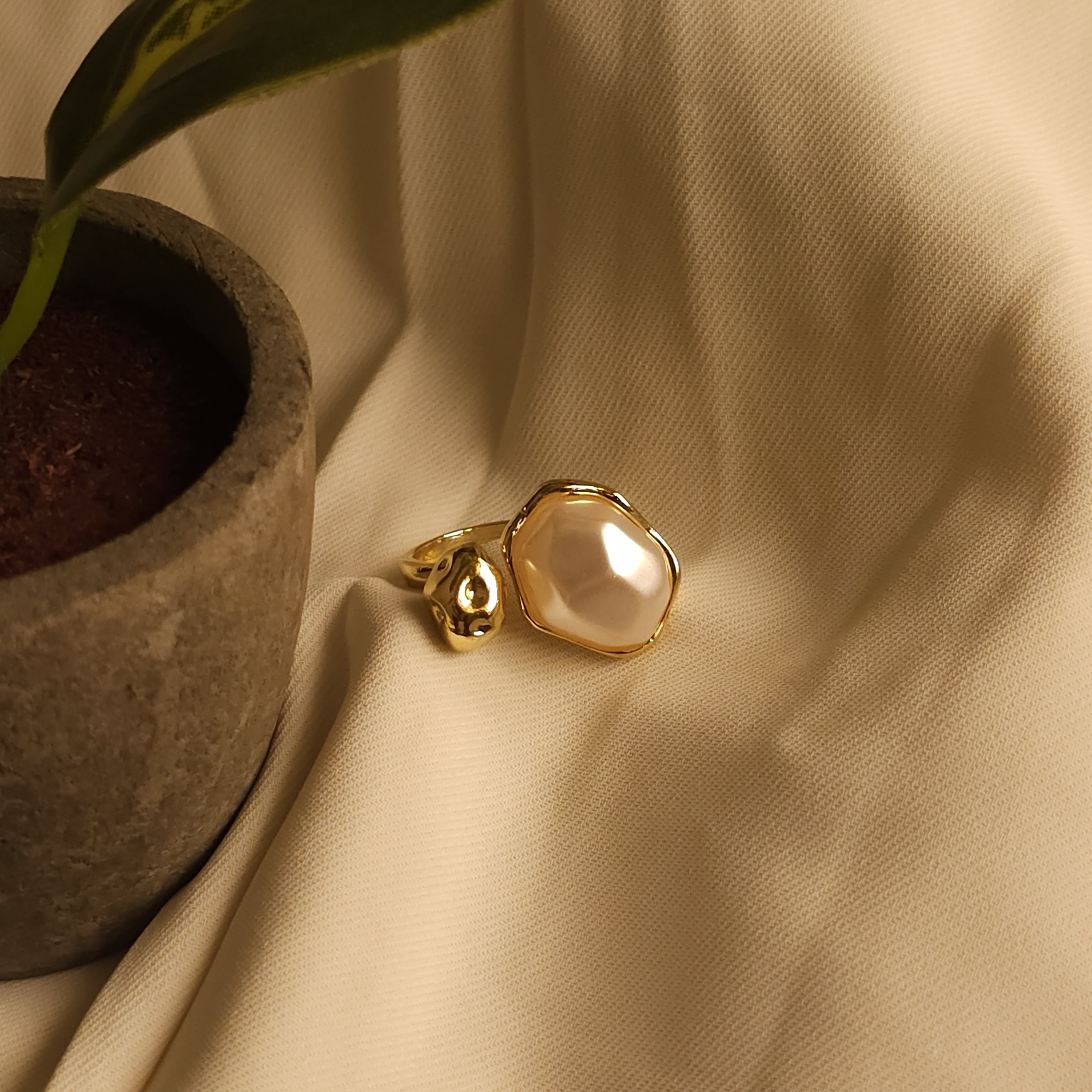 Retro Pearl Bypass Ring - Front Open